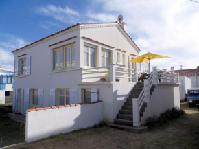 Grand appartement à l'étage d'une villa petite vue mer